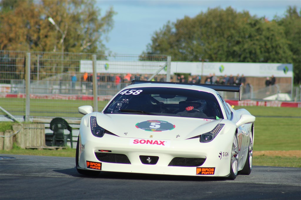 Jesper Bowman var på gæstevisit i en Ferrari 458 Challenge, som kørte nogle rigtig hurtige omgangstider – det var bare rigtig svært, når han var oppe mod Porsche og Aquila racere, som havde lidt mere fart.
(Foto: JJ Media)
